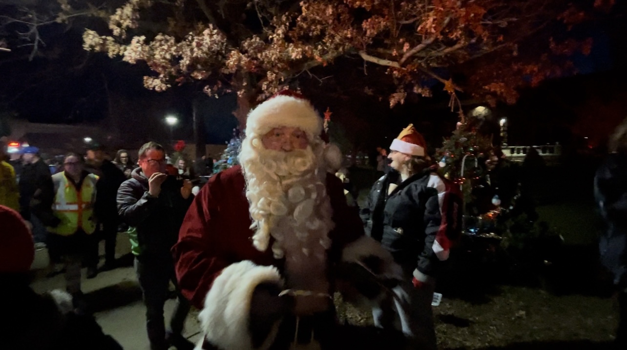 Highlight video and photos Wellsville's annual Christmas parade on