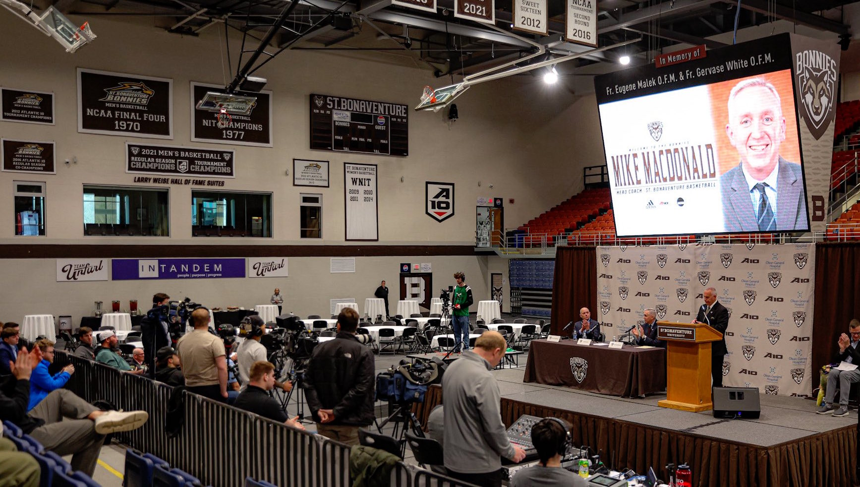 New Bona hoops coach MacDonald wins over crowd, talks about succeeding ...